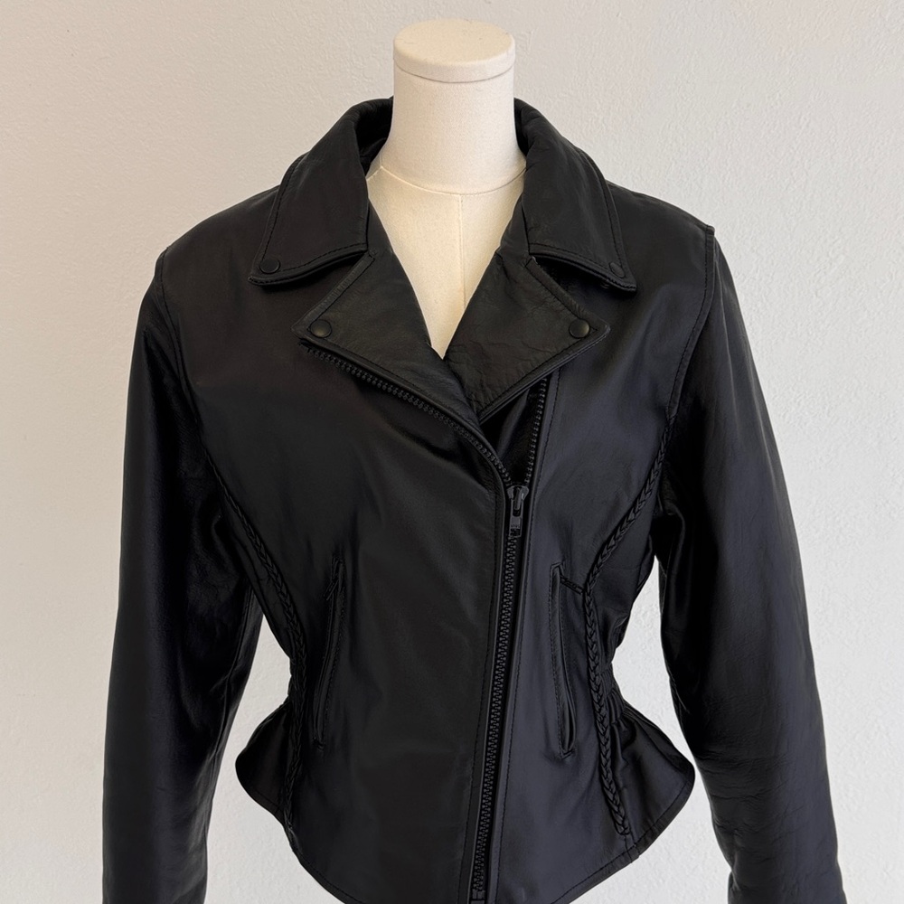 Women's vintage Black Leather moto Jacket fit size 6/8